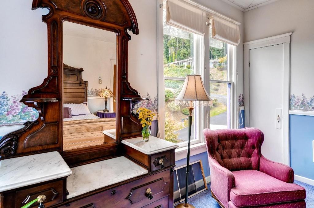 Astoria Painted Lady Historic Apt With River View! Exterior photo